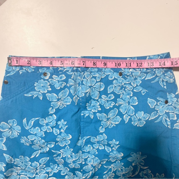 Retro blue and white floral print shorts - Picture 7 of 7